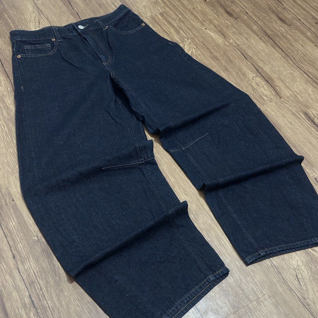 GU Barrel Pants (Category: Jeans) located in Calamba. Submitted by dripparadise.archive (Listing ID 1468879320, Image 2). Description: GU Barrel Pants - In excellent condition - Large on tag Waistline: 30-32” Length: 39” Leg Opening: 10.5” Hem: 13” No issue or Flaws 880+ Shipping fee.