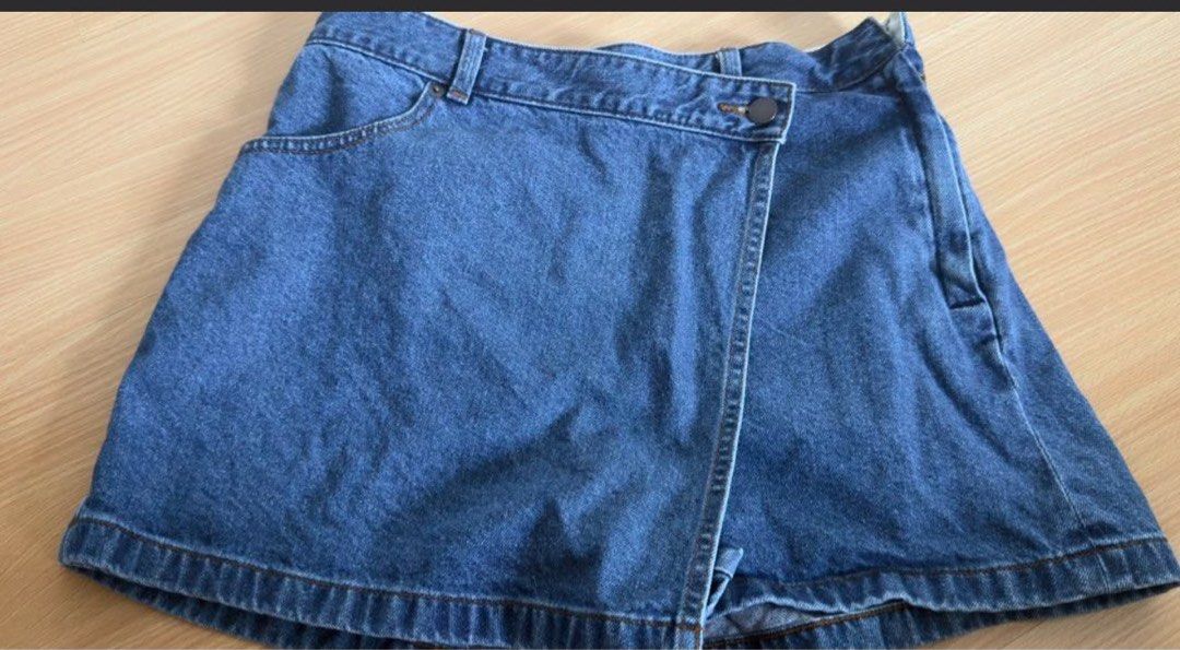 Gu skort (Category: Skirts) located in Quezon City. Submitted by avicpadilla (Listing ID 1468762603, Image 1). Description: masikip for me… size Large from Gu tokyo.