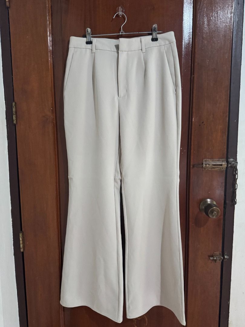 GU Stretch Flared Pants (Black & Beige) (Category: Other Bottoms) located in Gabaldon. Submitted by stvibe (Listing ID 1468739051, Image 3). Description: Beige – Never worn Black – Lightly used Location: Nueva Ecija No same-day shipping..