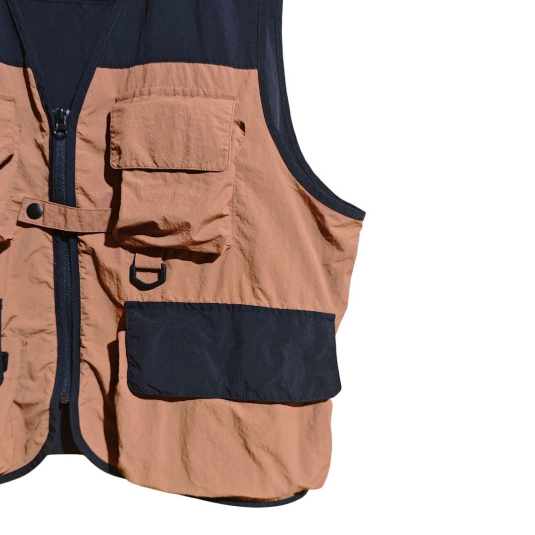 GU Two Tone Utility Vest (Category: Coats, Jackets and Outerwear) located in Quezon City. Submitted by oldturnedtogold (Listing ID 1468896877, Image 2). Description: GU Two Tone Utility Vest Size Large Black and Pecan color blocking Shoulder Width - 17" Body length - 24.5" Chest Width - 25.5" Details: - lightweight nylon fabric - boxy fit - color blocking - Full front zip closure with tab snap button - Multiple utility pockets for everyday carry 