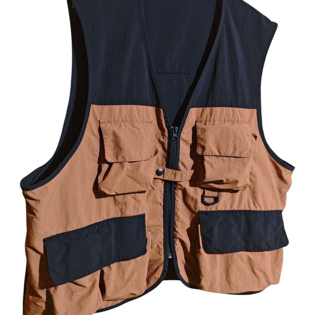 GU Two Tone Utility Vest (Category: Coats, Jackets and Outerwear) located in Quezon City. Submitted by oldturnedtogold (Listing ID 1468896877, Image 3). Description: GU Two Tone Utility Vest Size Large Black and Pecan color blocking Shoulder Width - 17" Body length - 24.5" Chest Width - 25.5" Details: - lightweight nylon fabric - boxy fit - color blocking - Full front zip closure with tab snap button - Multiple utility pockets for everyday carry 