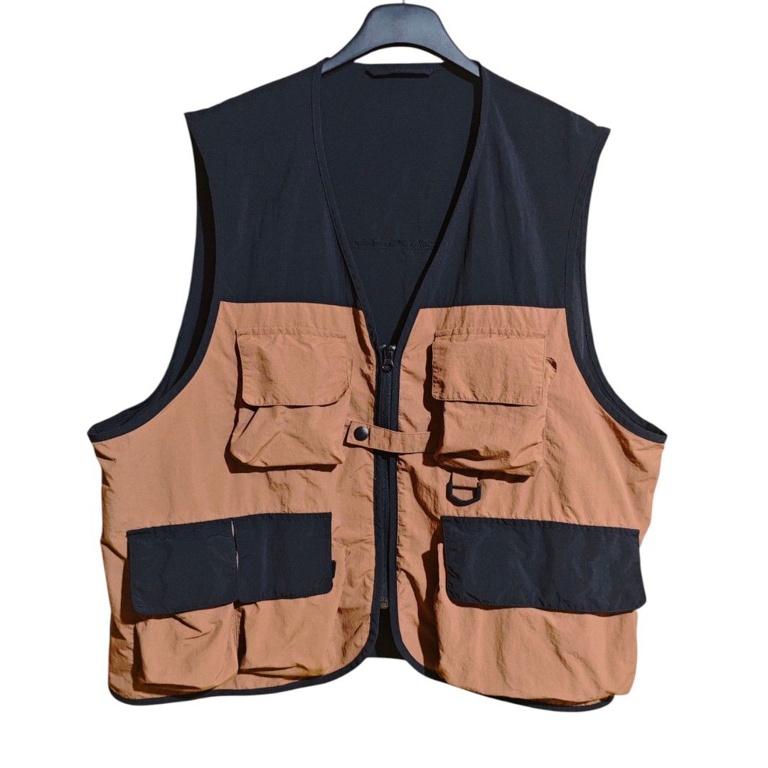 GU Two Tone Utility Vest (Category: Coats, Jackets and Outerwear) located in Quezon City. Submitted by oldturnedtogold (Listing ID 1468896877, Image 1). Description: GU Two Tone Utility Vest Size Large Black and Pecan color blocking Shoulder Width - 17" Body length - 24.5" Chest Width - 25.5" Details: - lightweight nylon fabric - boxy fit - color blocking - Full front zip closure with tab snap button - Multiple utility pockets for everyday carry 