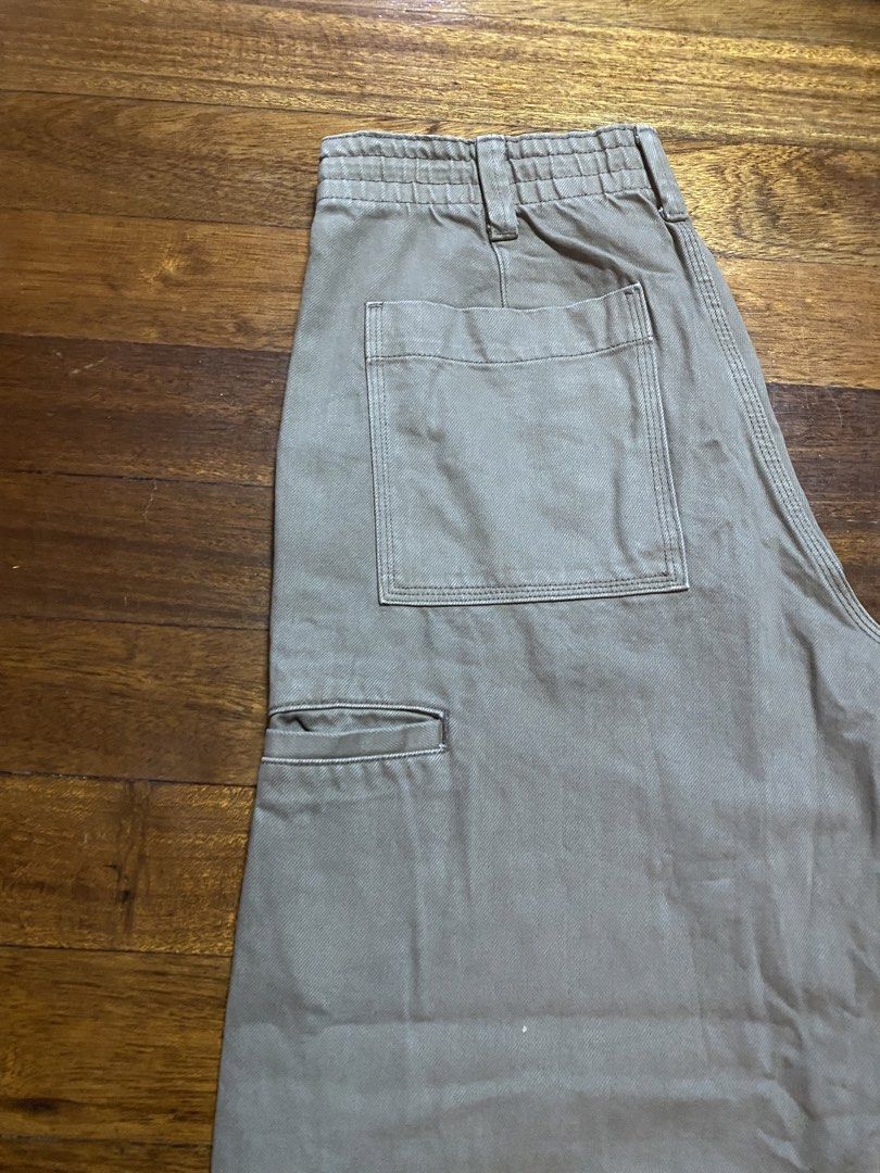 GU Wide Fit Work Pants Size M (Category: Trousers) located in Baguio. Submitted by cs_studio248 (Listing ID 1468839632, Image 3). Description: - Brand: GU - Style: Wide fit work pants with a relaxed straight leg cut - Color: Versatile beige - Size: M (77cm waist) - Material: 100% cotton - Features: Internal drawstring waistband, practical side and back utility pockets - Perfect for effortless, everyday casual styling.