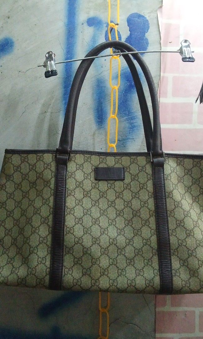 Gucci GG Supreme Joy Tote (Category: Luxury Bags & Wallets) located in Muntinlupa City. Submitted by feolinohoward92 (Listing ID 1468749572, Image 1). Description: SLIGHTLY USE AND LAST PICK AYUN LANG ISSUE.