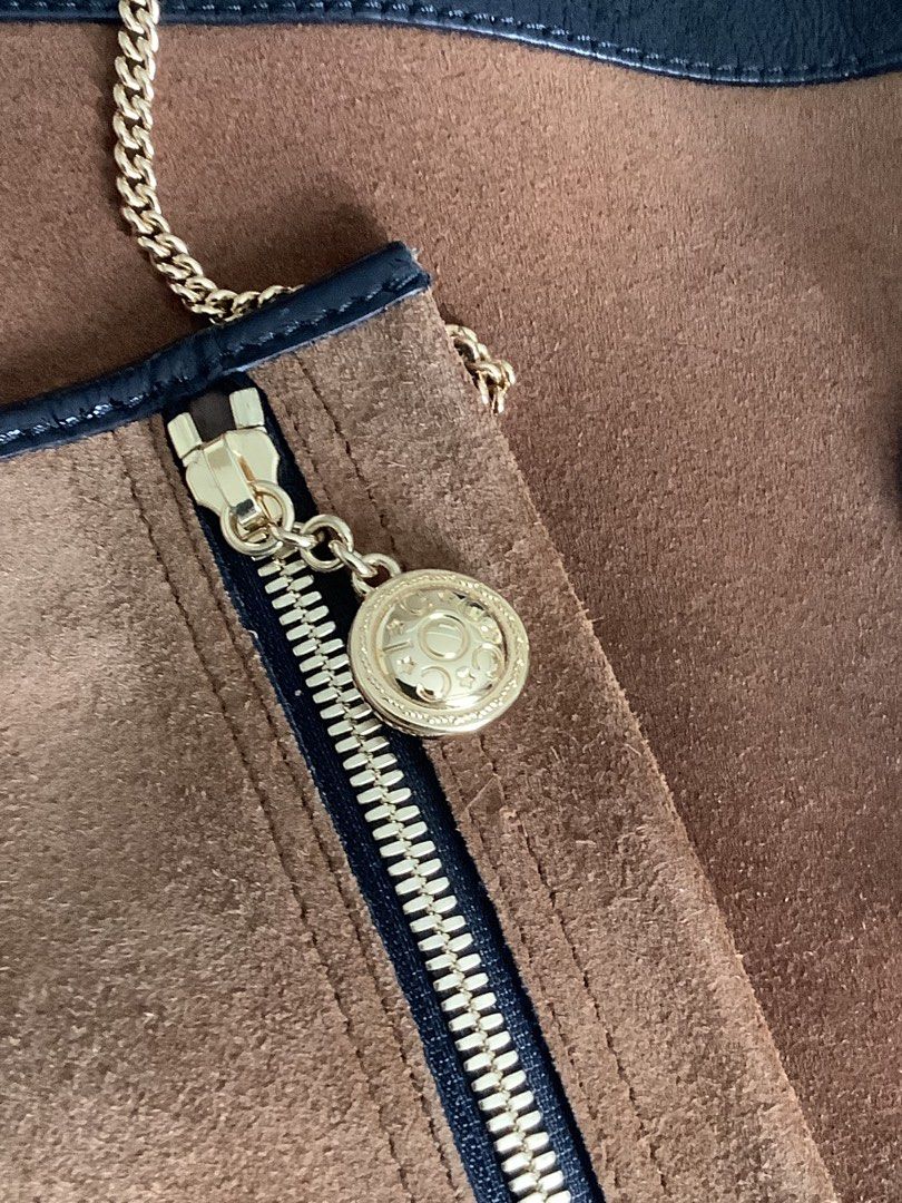 GUCCI Rajah Tote Bag (Category: Luxury Bags & Wallets) located in Taytay. Submitted by eugeneyoung (Listing ID 1468766462, Image 3). Description: ✅Rajah Tote Bag. ✅ Large size. ✅ Suede Brown Leather. ✅ With Dust bag. ✅ 💯 % Authentic Gucci Bag. .