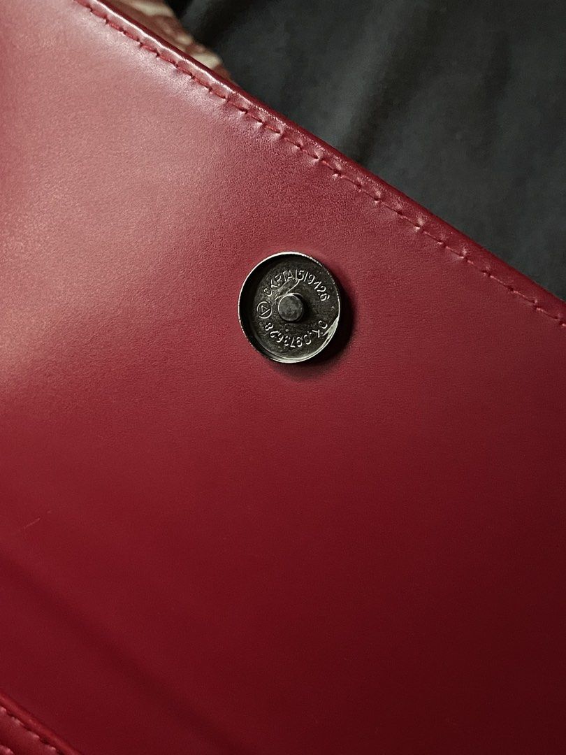 Gucci Red Sling Bag (Category: Luxury Bags & Wallets) located in Imus. Submitted by siketiredasf (Listing ID 1468901512, Image 3). Description: .