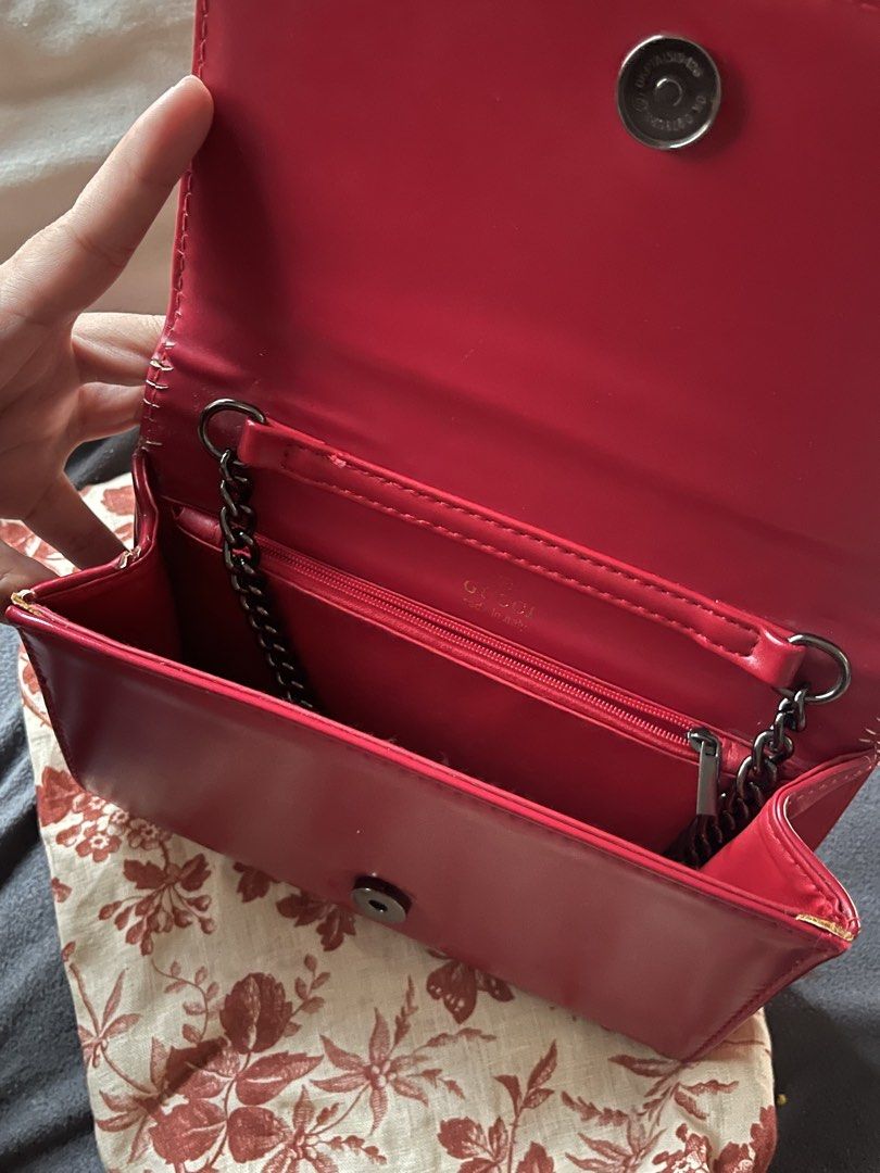 Gucci Red Sling Bag (Category: Luxury Bags & Wallets) located in Imus. Submitted by siketiredasf (Listing ID 1468901512, Image 2). Description: .