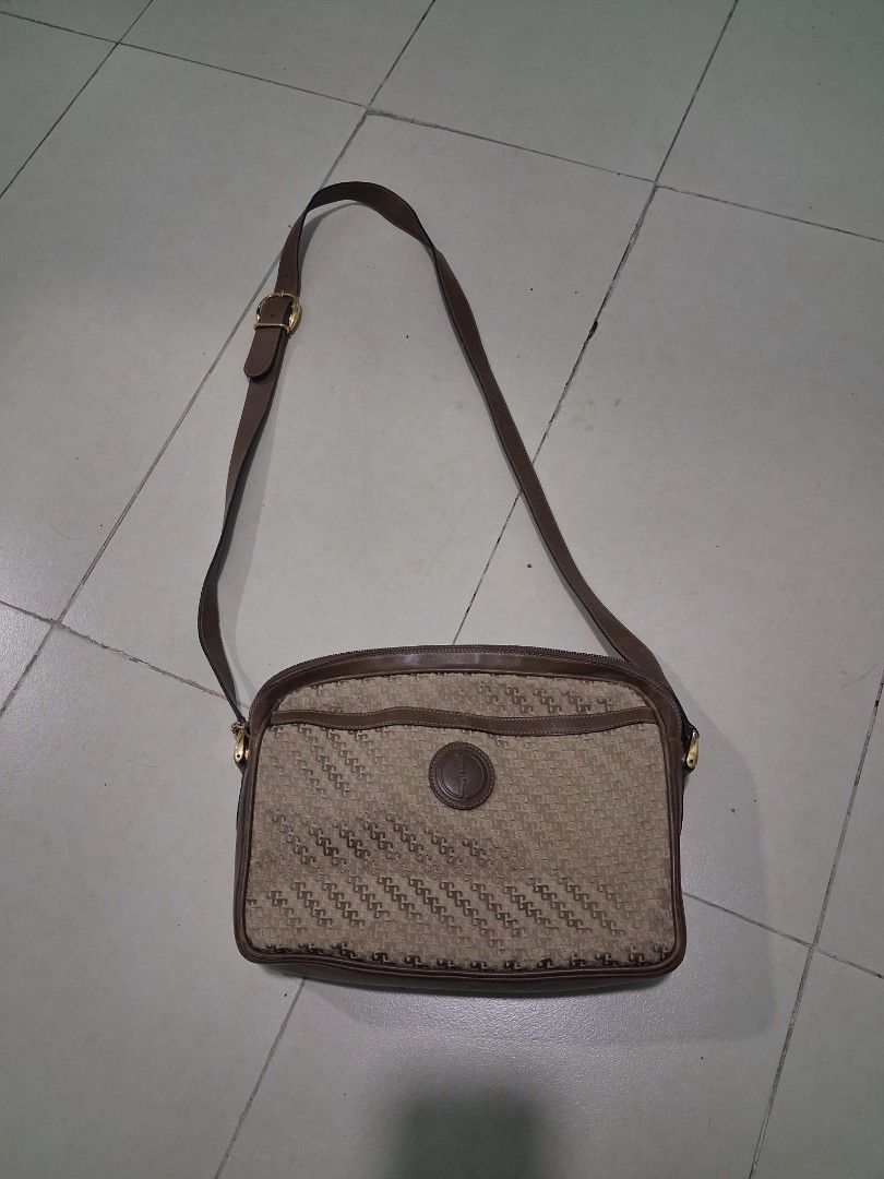 Gucci sling bag (Category: Announcements) located in Manila. Submitted by carlitoboh66625 (Listing ID 1468800505, Image 1). Description: gucci sling bag excellent condition all details declare gold na gold ung hardware nya width 11 length 8 price 10k.