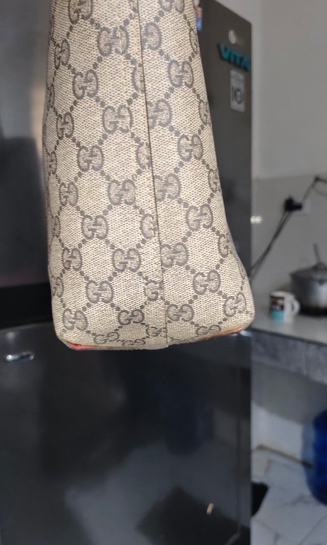 Gucci tote bag😍 (Category: Tote Bags) located in Andop. Submitted by dailyluxxurybrands (Listing ID 1468776981, Image 3). Description: gucci coded in good condition with normal signe of use.