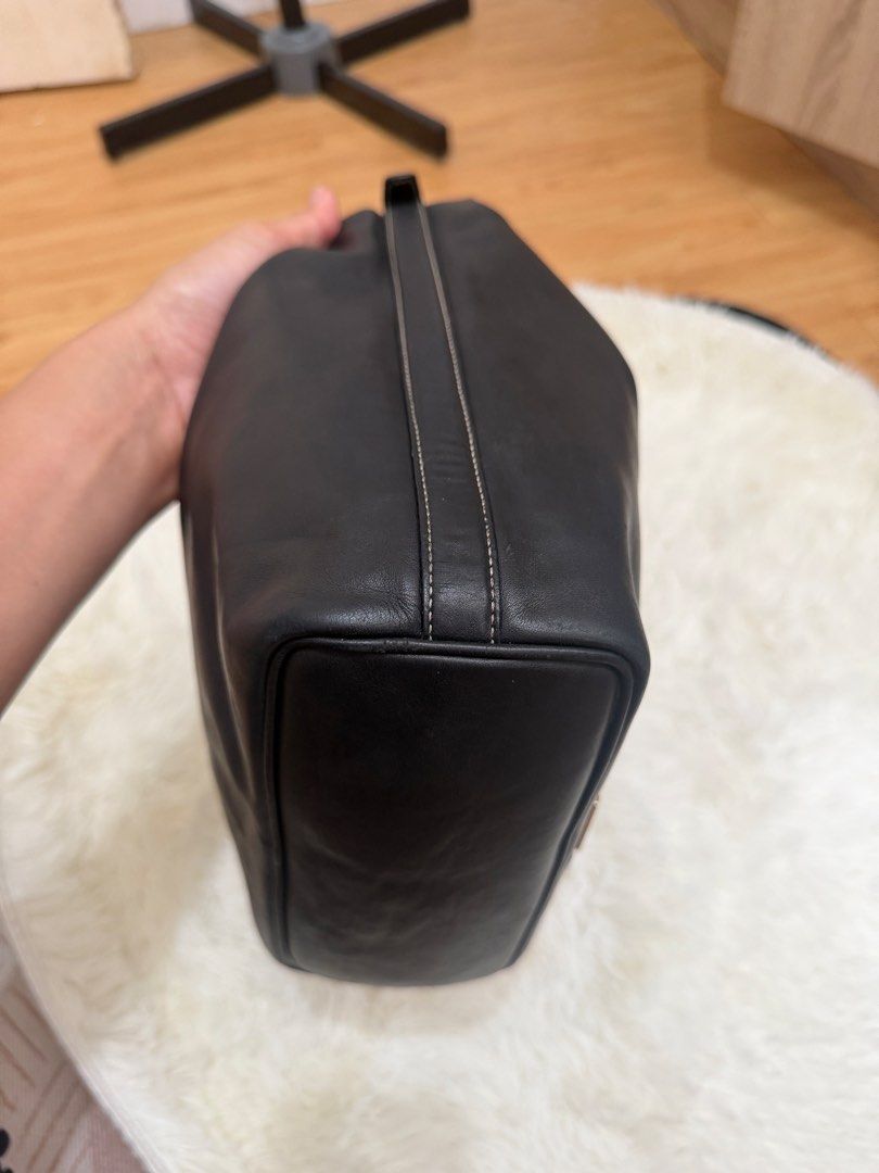 Gucci Vintage Leather Hobo Bag (Category: Luxury Bags & Wallets) located in Cebu City. Submitted by gdcebu (Listing ID 1468787496, Image 3). Description: - Authentic vintage Gucci hobo bag in classic black leather - Soft, slouchy structure with a clean base and side profile - Comfortable single shoulder strap with gold-tone hardware accents - Secure top zip closure - Spacious interior, perfect for carrying your daily essentials - with stains insi