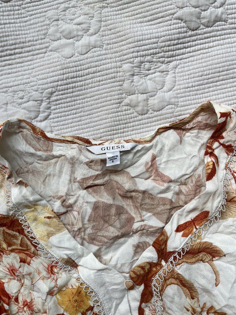 Guess Floral Print Long Sleeve Button Down Blouse Size S (Category: Longsleeves) located in Alabel. Submitted by geragarhea13830 (Listing ID 1468762055, Image 2). Description: - Brand: Guess - Size: S - Design: Floral print in white, orange, and brown - Features: Long sheer sleeves, button front closure with loop trim, peplum hem - Style: Vintage-inspired, lightweight.