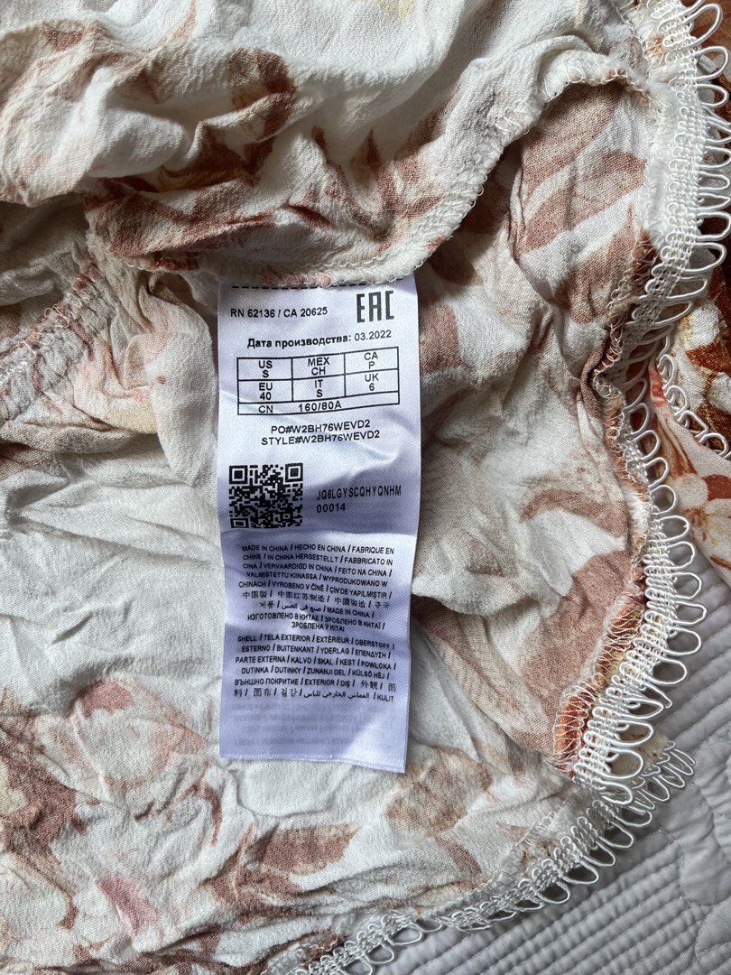 Guess Floral Print Long Sleeve Button Down Blouse Size S (Category: Longsleeves) located in Alabel. Submitted by geragarhea13830 (Listing ID 1468762055, Image 3). Description: - Brand: Guess - Size: S - Design: Floral print in white, orange, and brown - Features: Long sheer sleeves, button front closure with loop trim, peplum hem - Style: Vintage-inspired, lightweight.