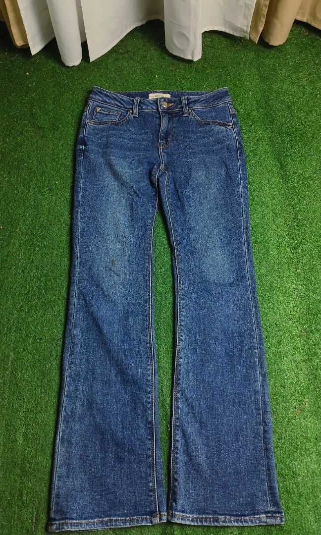 GUESS SLIM BOOT JEANS (Category: Jeans) located in Valencia. Submitted by cebesusedclothshop (Listing ID 1468833722, Image 3). Description: GUESS est.1981 SLIM BOOT JEANS size on tag 26 can fit up to 28 (stretchable) L38 LIKE NEW condition Style: YL4D6172 / Complete Korea tag ✓ Zipper - YKK 45u heavy brass ✓ Front - GUESS ? small gold triangle on coin pocket ✓ Rivets - engraved GUESS ✓ BACK - Leather patch GUESS EST. 1981 + hardware small gold tr