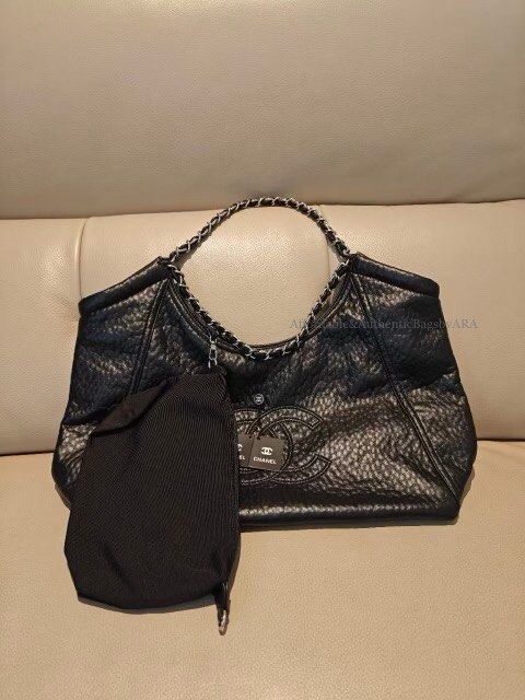GWP CHANEL BLACK CHAINED TOTE BAG (Category: Tote Bags) located in Daet. Submitted by ecassenluxuries (Listing ID 1468738403, Image 3). Description: 📌 FIXED PRICE ALREADY ▫️Brand: Chanel ▫️Material: Premium black grained soft leather with silver-tone hardware ▫️Design: Classic hobo style featuring a large stitched interlocking CC logo on the front ▫️Strap: Silver-tone chain interwoven with black leather for comfortable shoulder wear ▫️Closure: S