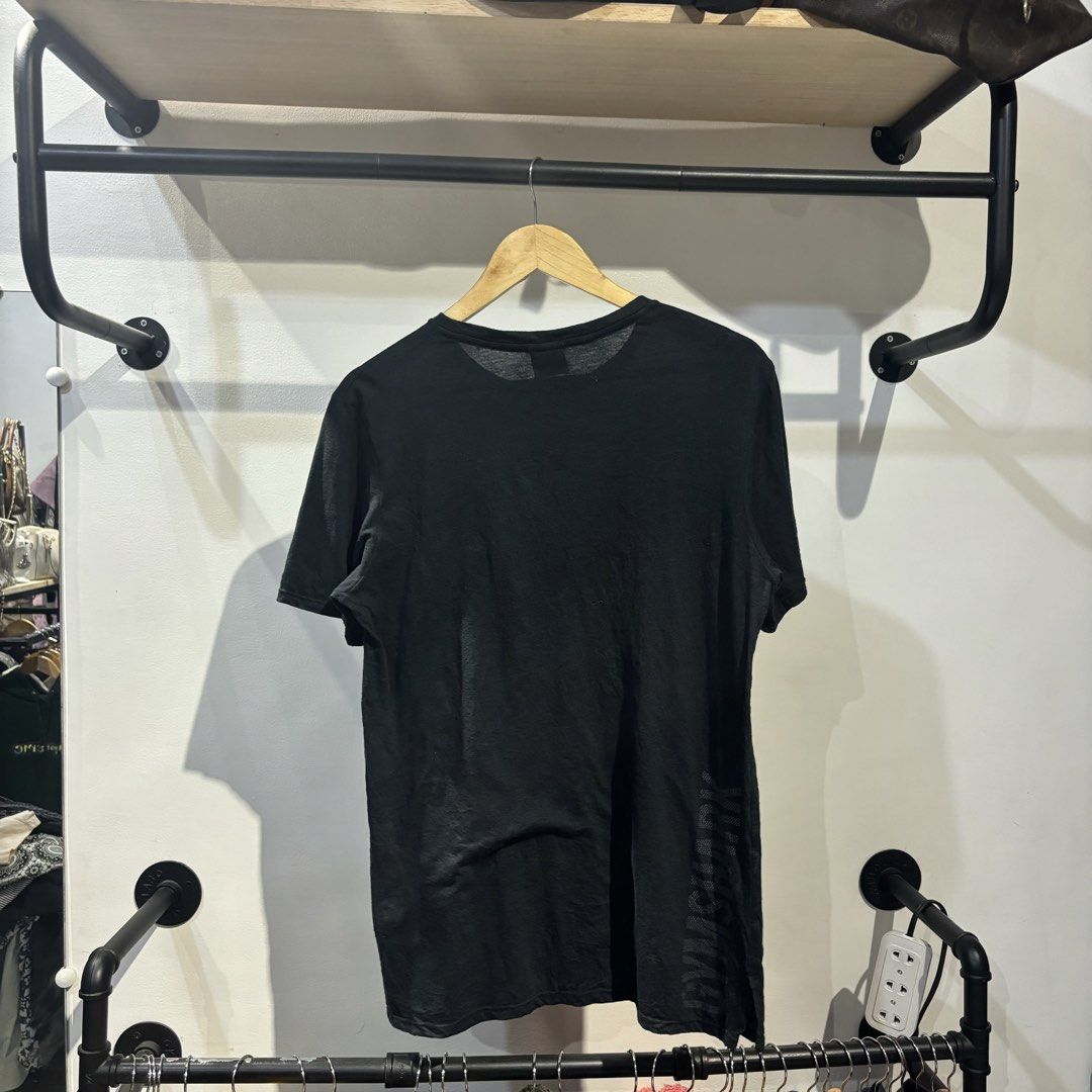 Gymshark Black T-Shirt Size M (Category: Tshirts & Polo Shirts ) located in Bambang. Submitted by heats777 (Listing ID 1468840683, Image 3). Description: - Brand: Gymshark - Color: Black - Size: Medium - Fit: Standard fit (great for gym or casual wear) - Design: Crew neck, short sleeves, small logo on left chest - Material: Polyester, cotton, and viscose blend - Origin: Made in China.