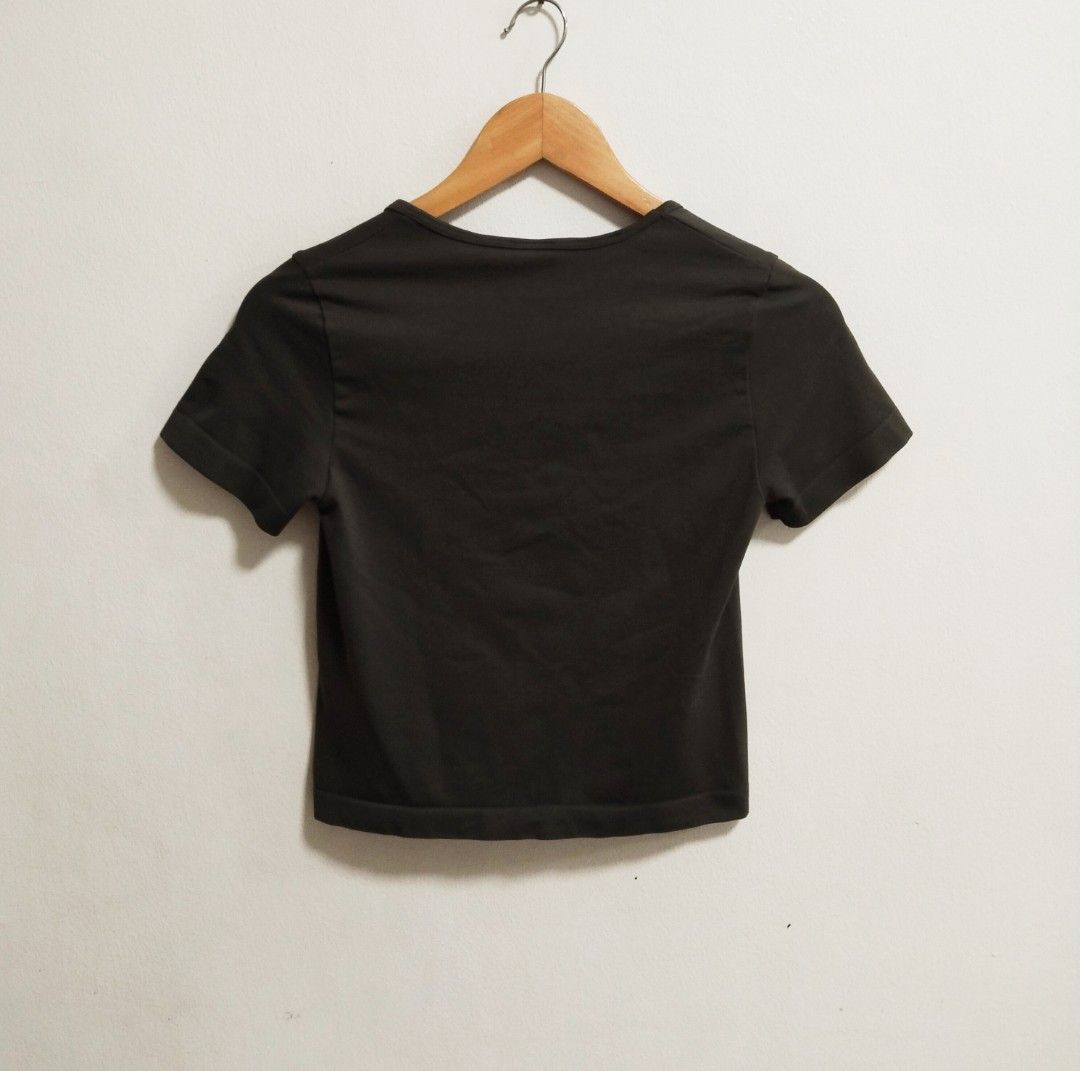 Gymshark top size medium (Category: Activewear) located in Pateros City. Submitted by blashjunks.y2k (Listing ID 1468859443, Image 2). Description: GYMSHARK TOP SIZE MEDIUM 450PHP MSG US.