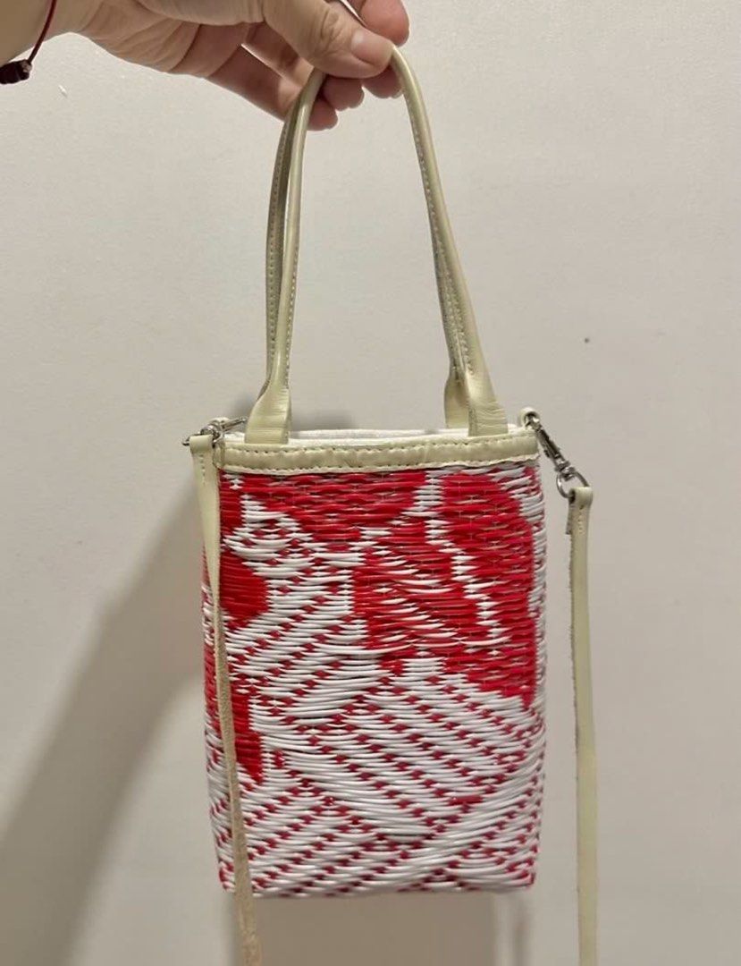 Halohalo Josefina bag (Category: Purses & Pouches) located in Manila. Submitted by brownbutterlatte (Listing ID 1468789347, Image 2). Description: Almost new. No flaws whatsoever. Just a slight color transfer on the white parts. Nice for errands day & also for formal events! RFS: Barely used. .