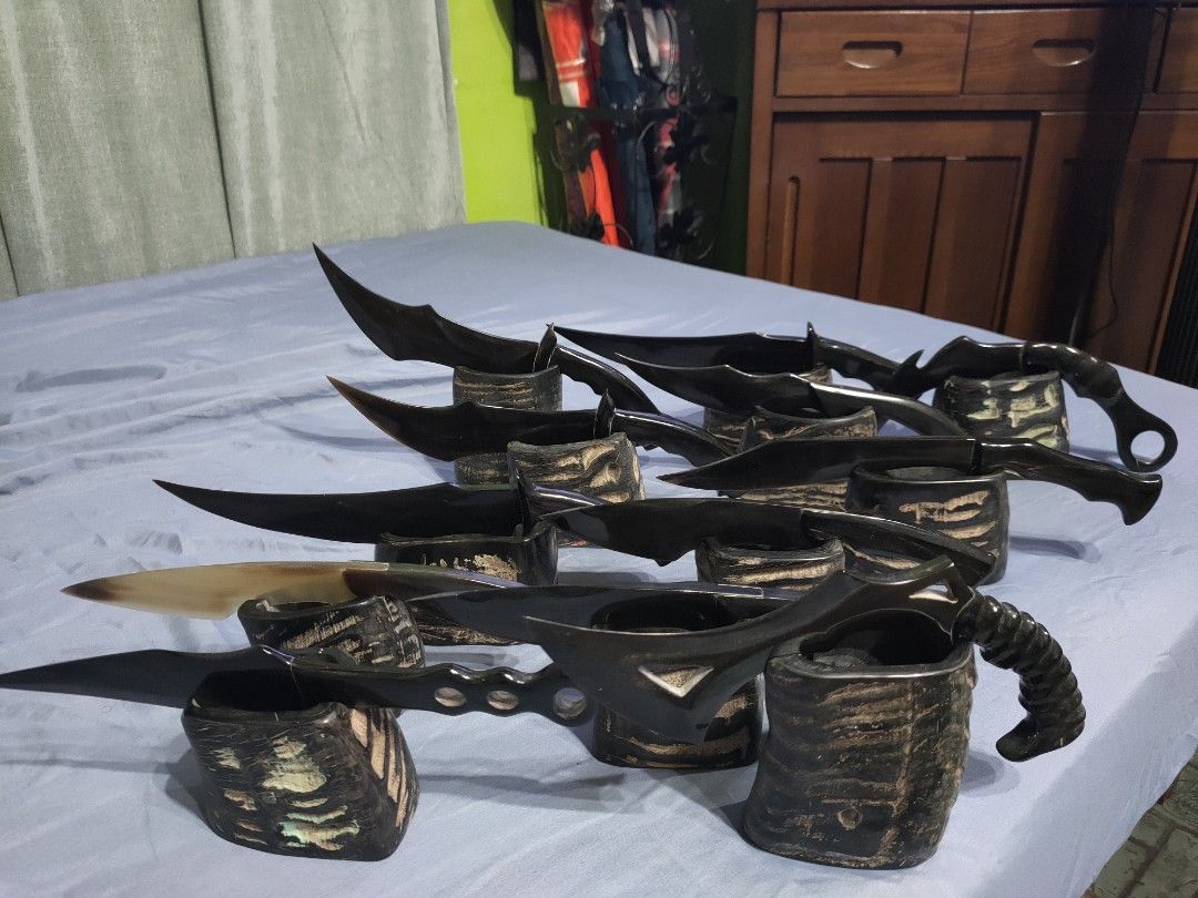 Handcrafted decorative horn dagger with stand (Category: Vintage Collectibles) located in Santa Maria. Submitted by bexsantiago (Listing ID 1468808962, Image 1). Description: - Unique decorative dagger crafted from genuine animal horn - Dark blade and handle with a sleek, polished finish - Includes a matching textured display stand made of horn - Solid build with smooth, elegant contours - Perfect statement piece for desks, shelves, or weapon col