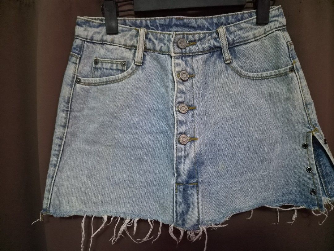 Hard Denim Skirt 26 (Category: Skirts) located in Malolos. Submitted by aemcloset (Listing ID 1468887442, Image 1). Description: size 26 length 13 hard denim.