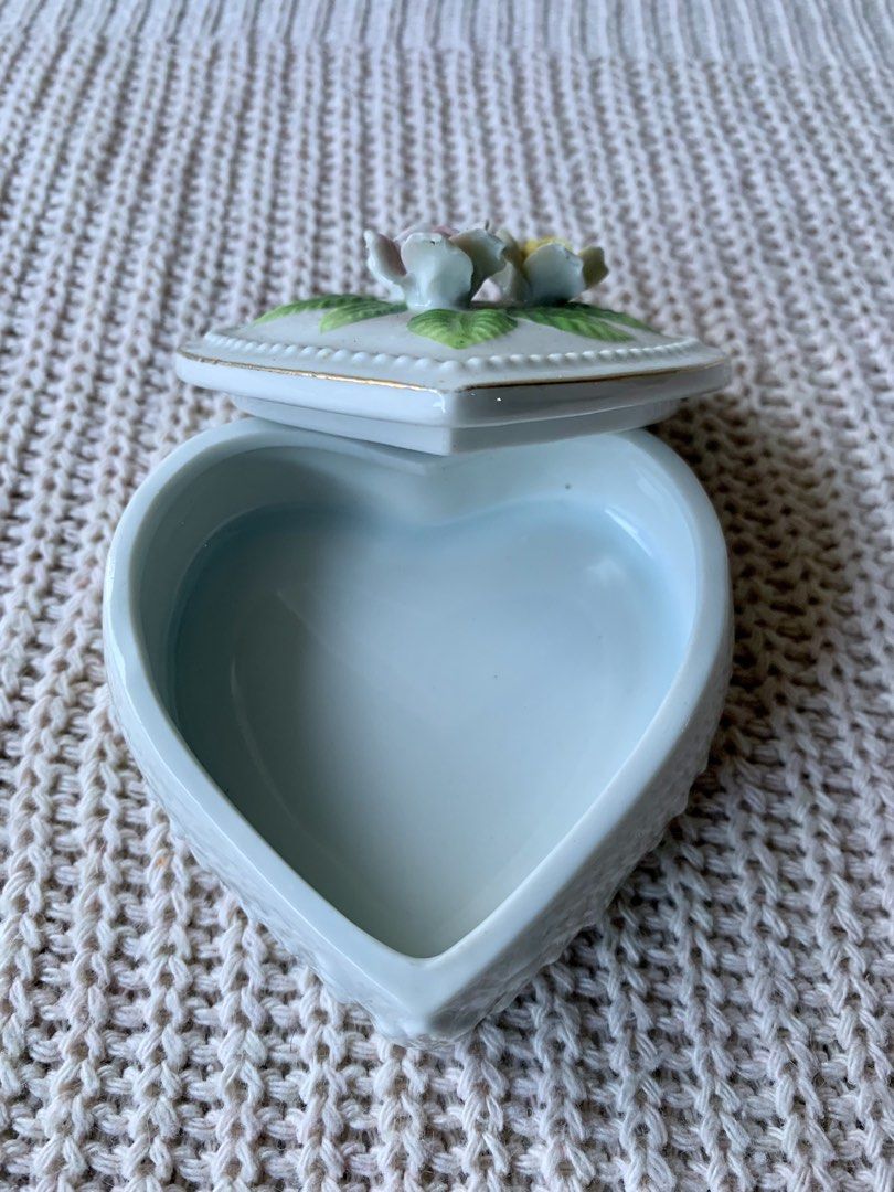 Heart-Shaped Ceramic Trinket (Category: Other Home Decor) located in Tandag. Submitted by jeason_22 (Listing ID 1468810588, Image 3). Description: • Heart-Shaped Ceramic Trinket • 3inches diameter x 1.5 inches deep • Condition: Good / one petal has chip 📌 Please see photos for the actual design and condition. Kindly review all photos before purchasing. 📦 Carefully packed for safe shipping. Thank you for supporting our thrift shop! 🤍 .