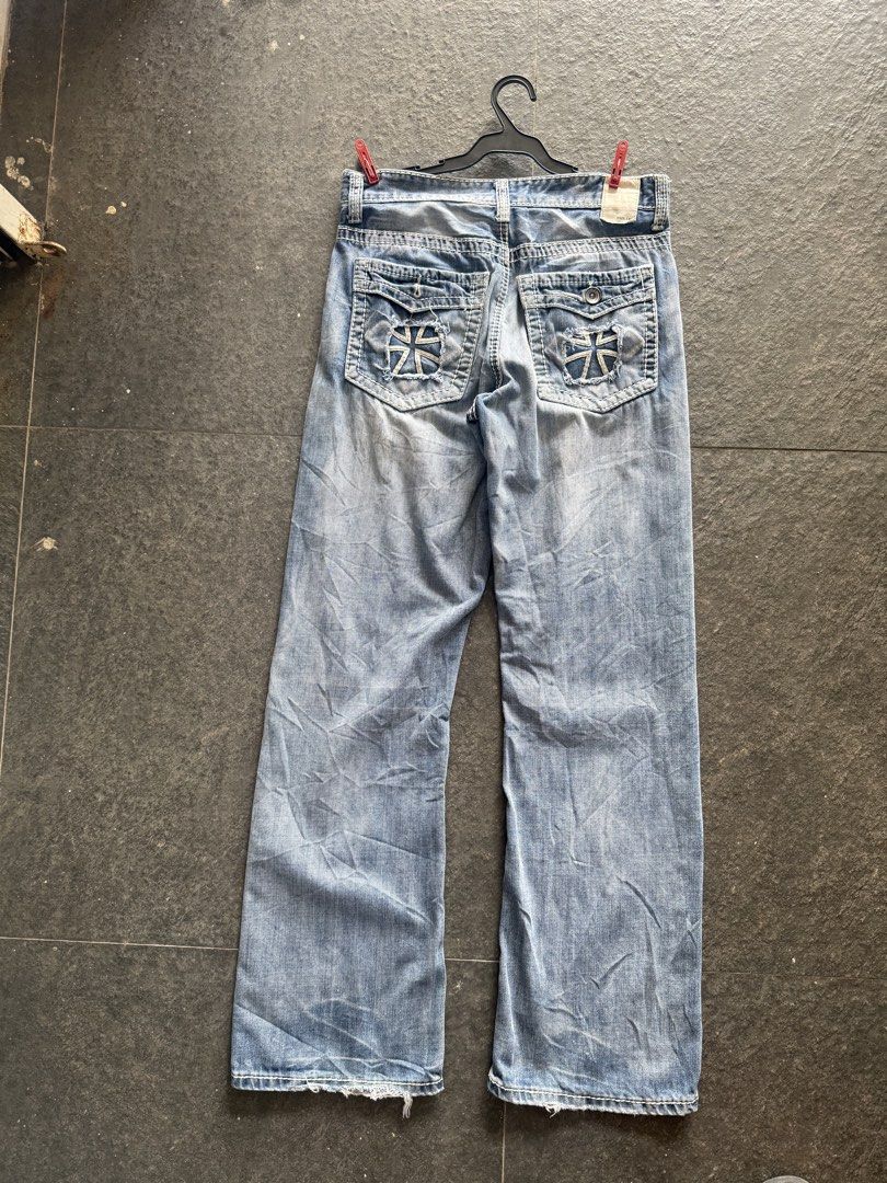 Helix Relaxed Bootcut Jeans 30W 32L (Category: Jeans) located in Burgos, Ilocos Norte. Submitted by copthrift (Listing ID 1468721940, Image 3). Description: Helix relaxed bootcut jeans in a light blue wash. Size 30 waist, 32 length. 100% cotton material. Unique cross design embroidered on both back pockets with distressing details. Made in China. Great Y2K style denim with contrast stitching throughout. Regular button and zip fly closure..
