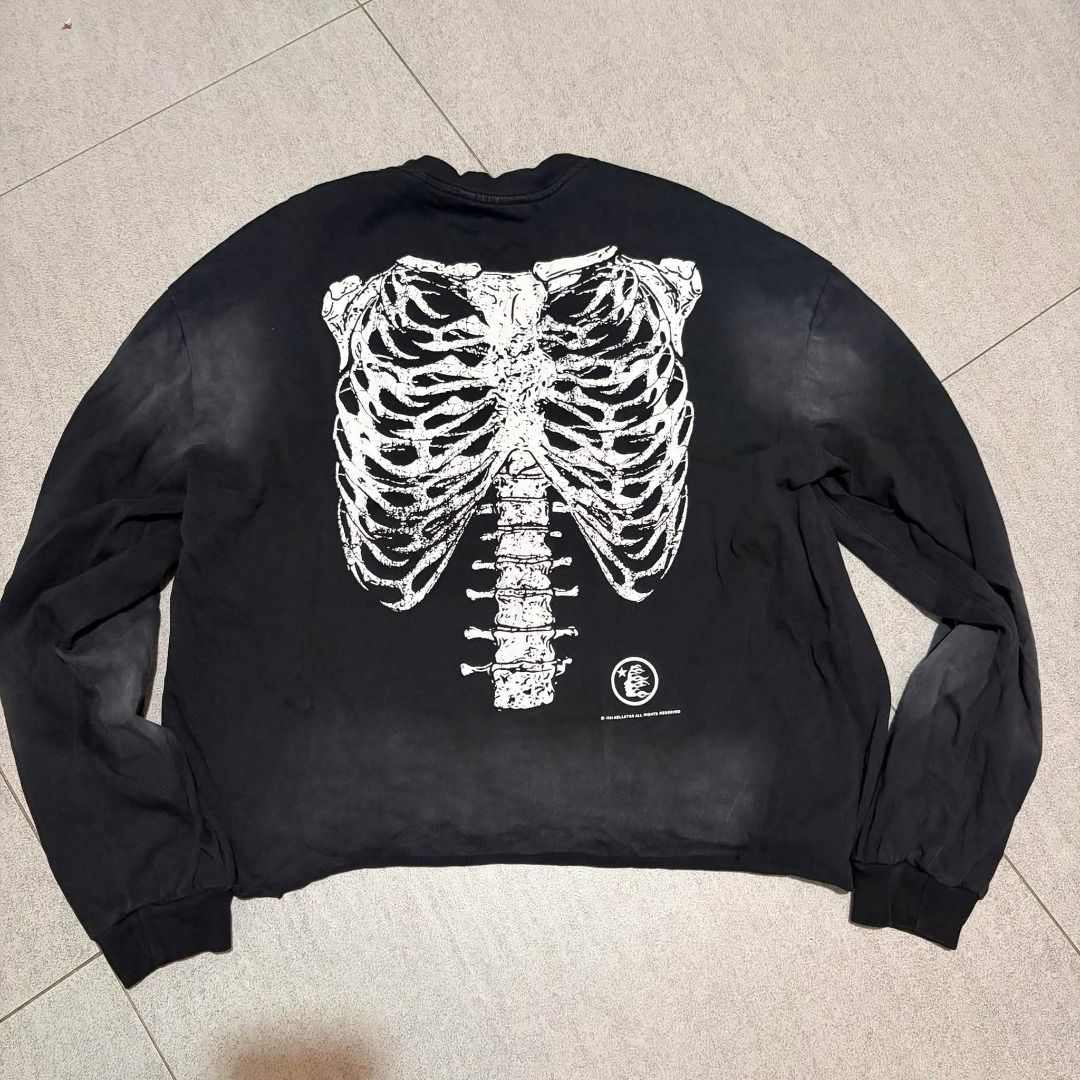 Hellstar muscle tee (Category: Formal Shirts) located in Angeles City. Submitted by keedriae (Listing ID 1468806072, Image 1). Description: Hellstar muscle tee excellent condition vintage vibe thick cotton 500each.
