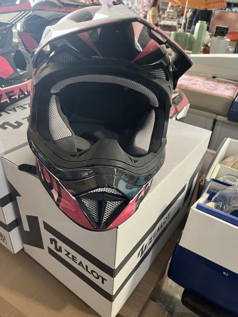 Helmet (Category: Everything Else Others) located in Calasiao. Submitted by maxwayne200413 (Listing ID 1468733114, Image 3). Description: new Zealot MadJumper2 FRP Off-Road Helmet (Graphic Pink/Black,size S).