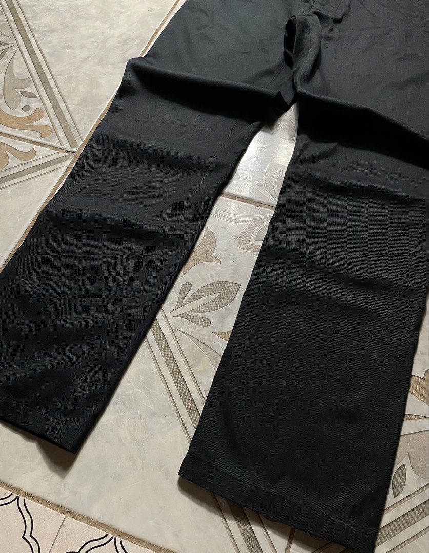 Helmut Lang black cotton utility pants (Category: Jeans) located in Quezon City. Submitted by renovare.196 (Listing ID 1468898107, Image 3). Description: Helmut Lang black cotton utility pants Excellent Condition Color Rate: 9.5/10 No Issue Measurements • Width: 30 • Length: 38.5 • Hem: 7.5 Price: 3500 obo DM IF INTERESTED📥.
