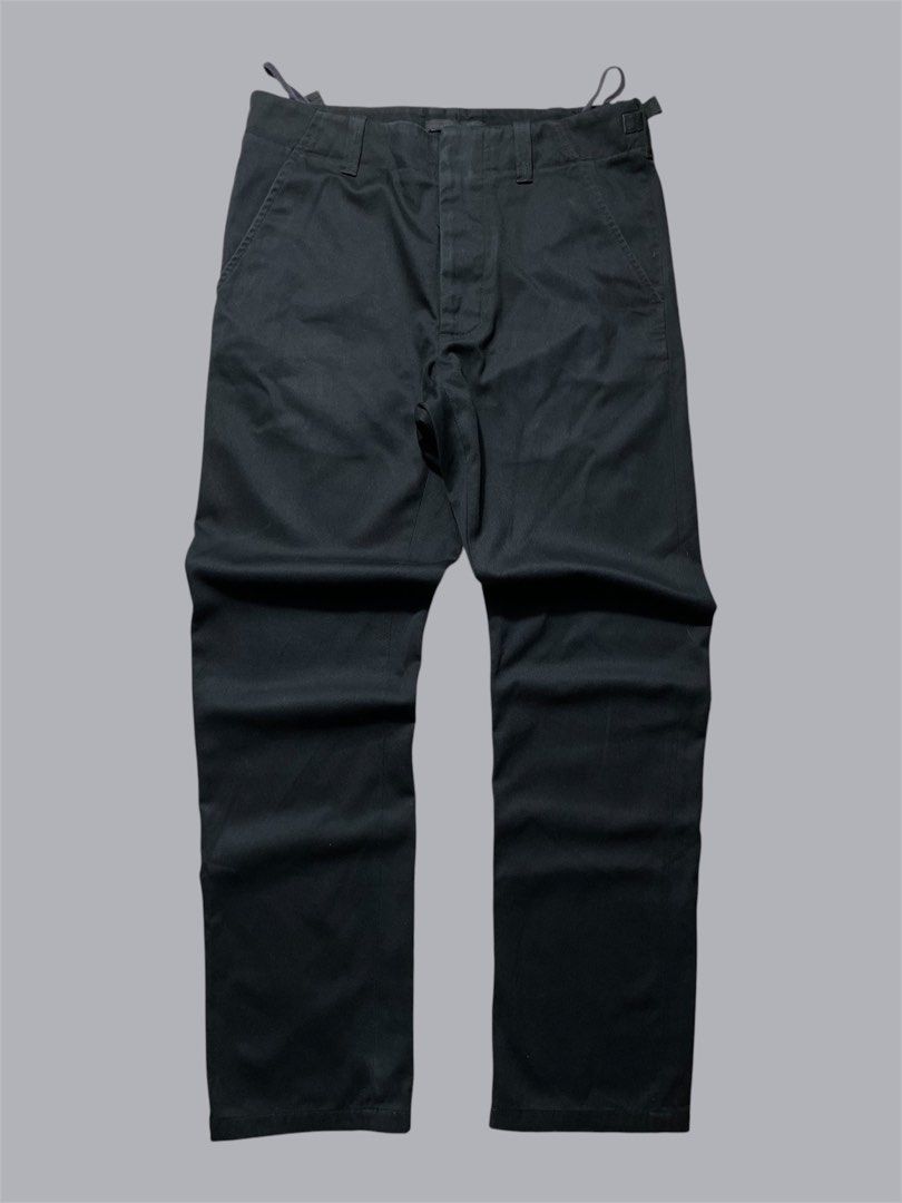 Helmut Lang black cotton utility pants (Category: Jeans) located in Quezon City. Submitted by renovare.196 (Listing ID 1468898107, Image 1). Description: Helmut Lang black cotton utility pants Excellent Condition Color Rate: 9.5/10 No Issue Measurements • Width: 30 • Length: 38.5 • Hem: 7.5 Price: 3500 obo DM IF INTERESTED📥.