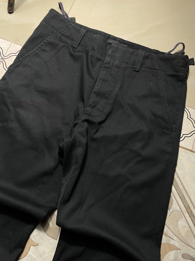 Helmut Lang black cotton utility pants (Category: Jeans) located in Quezon City. Submitted by renovare.196 (Listing ID 1468898107, Image 2). Description: Helmut Lang black cotton utility pants Excellent Condition Color Rate: 9.5/10 No Issue Measurements • Width: 30 • Length: 38.5 • Hem: 7.5 Price: 3500 obo DM IF INTERESTED📥.