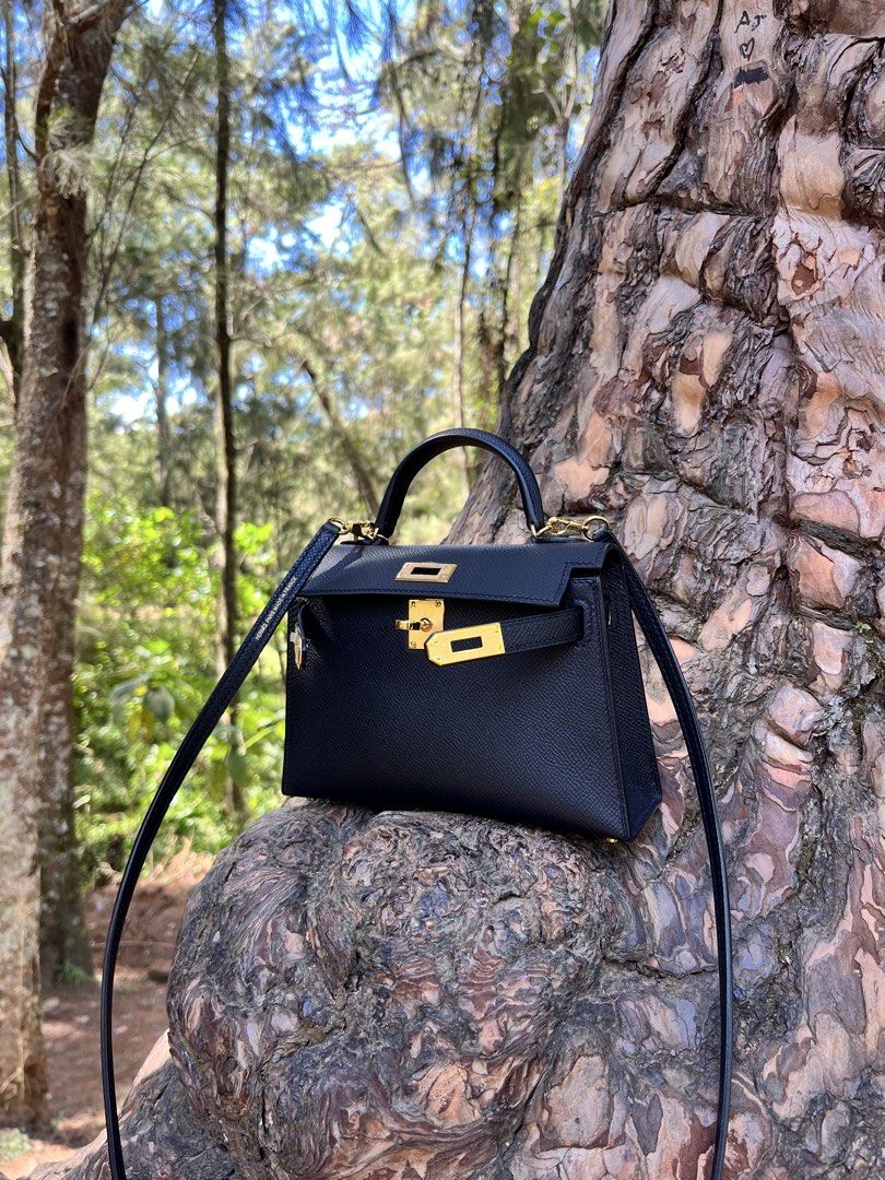 Hermes Mini Kelly Black Noir (Category: Cross-body Bags) located in Taguig. Submitted by cassiethorpe (Listing ID 1468822556, Image 2). Description: Comes with dustbag.
