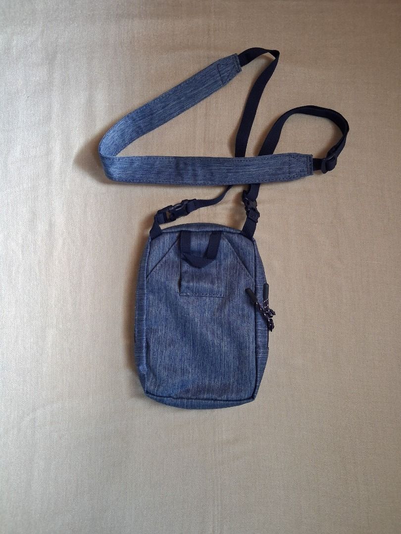 Herschel Sinclair crossbody (Category: Sling Bags) located in Quezon City. Submitted by threeleggeddog (Listing ID 1468832603, Image 2). Description: pre-loved 9/10 condition blue color.