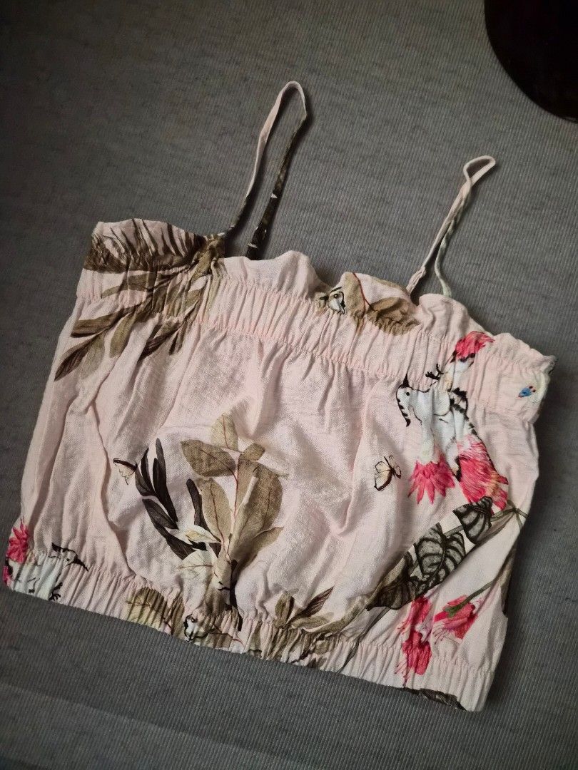 H&M Aloha Top - size small (Category: Sleeveless) located in Tuguegarao City. Submitted by erika_ja (Listing ID 1468720855, Image 2). Description: H&M Aloha Top small - used once only during a vn trip - 10/10, no issue gcash / bank transfer jnt shipping.
