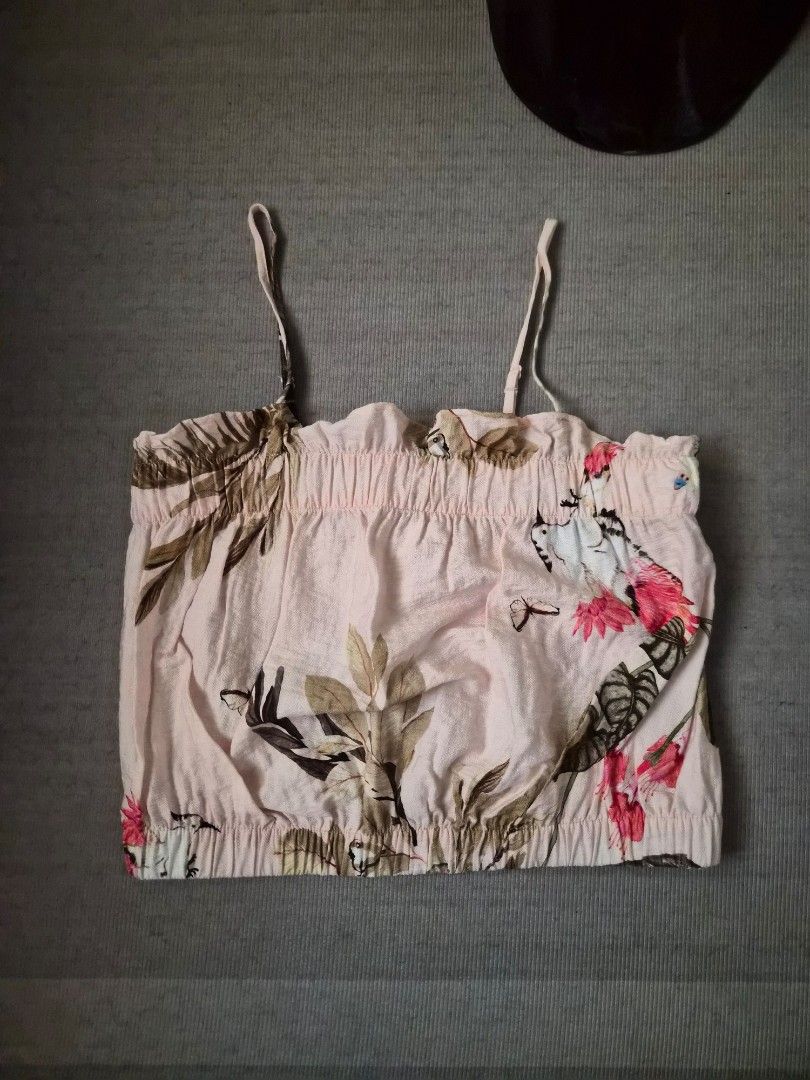 H&M Aloha Top - size small (Category: Sleeveless) located in Tuguegarao City. Submitted by erika_ja (Listing ID 1468720855, Image 1). Description: H&M Aloha Top small - used once only during a vn trip - 10/10, no issue gcash / bank transfer jnt shipping.