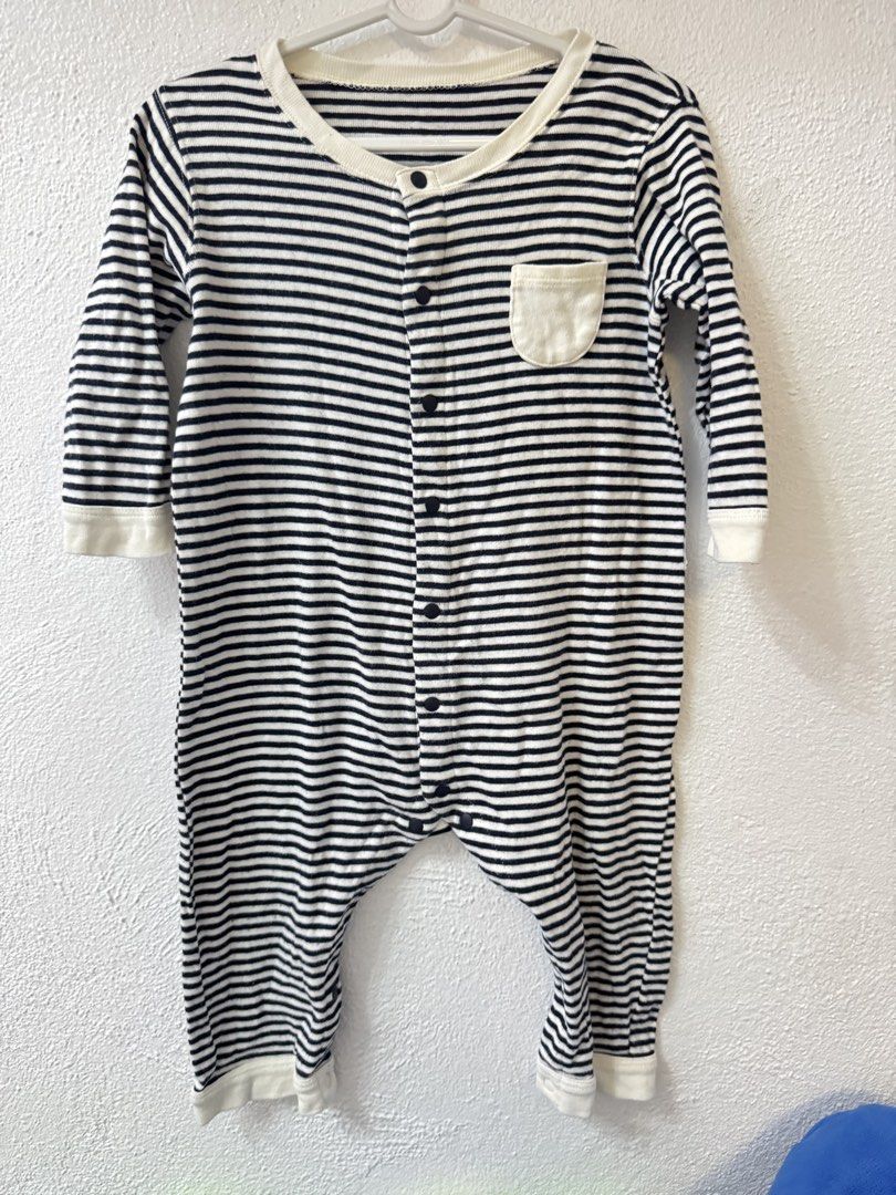 H&M baby rompers bundle 9 pack size 80 (Category: Babies & Kids Fashion) located in Manila. Submitted by janelica220598 (Listing ID 1468820840, Image 1). Description: - Brand: H&M - Quantity: Bundle of 5 long-sleeve rompers - Size: 80 (Fits approx. 9-12 months) - Designs: Striped, Mickey Mouse print, hippo pattern, animal print, and safari graphic - Material: Soft and comfortable cotton - Features: Convenient snap button and zipper closures for e