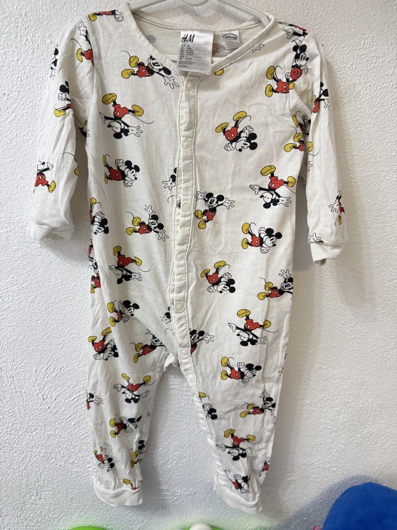 H&M baby rompers bundle 9 pack size 80 (Category: Babies & Kids Fashion) located in Manila. Submitted by janelica220598 (Listing ID 1468820840, Image 2). Description: - Brand: H&M - Quantity: Bundle of 5 long-sleeve rompers - Size: 80 (Fits approx. 9-12 months) - Designs: Striped, Mickey Mouse print, hippo pattern, animal print, and safari graphic - Material: Soft and comfortable cotton - Features: Convenient snap button and zipper closures for e
