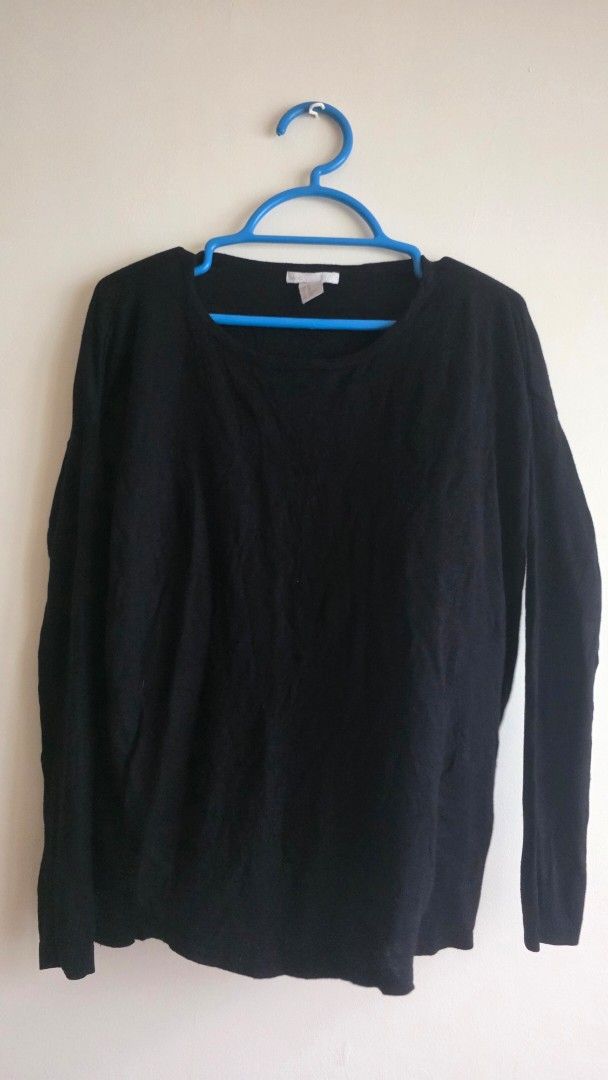 H&M Basic Black Long Sleeve Top (Category: Longsleeves) located in Las Pinas. Submitted by lovedbymariee (Listing ID 1468728752, Image 1). Description: - Brand: H&M Basic - Color: Black - Size: Extra Small (XS) - Design: Classic crew neck, long sleeves - Fabric: Lightweight knit.
