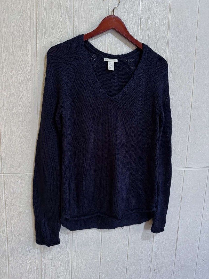 H&M Basic Navy Blue V-Neck Knit Sweater Size S (Category: Longsleeves) located in Calamba. Submitted by iam.hides (Listing ID 1468724614, Image 3). Description: - Brand/Model: H&M Basic - Color: Navy Blue - Size: S (Made in Bangladesh) - Style: V-neck, long sleeves, loose knit texture - Ideal for: Cooler weather, easily pairs with jeans or skirts.