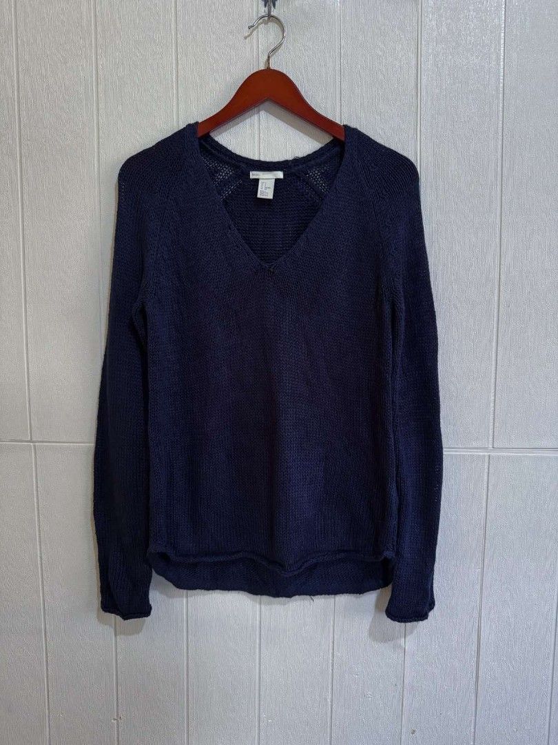 H&M Basic Navy Blue V-Neck Knit Sweater Size S (Category: Longsleeves) located in Calamba. Submitted by iam.hides (Listing ID 1468724614, Image 2). Description: - Brand/Model: H&M Basic - Color: Navy Blue - Size: S (Made in Bangladesh) - Style: V-neck, long sleeves, loose knit texture - Ideal for: Cooler weather, easily pairs with jeans or skirts.