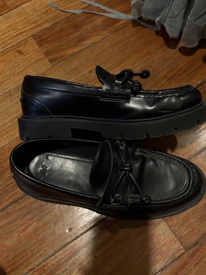 H&M Black Chunky Lug Sole Loafers (Category: Loafers) located in Makati City. Submitted by audrey.hepburn (Listing ID 1468796931, Image 3). Description: - Brand: H&M - Style: Black platform loafers with slip-on design - Soles: Chunky lug soles with great grip and heavyweight build - Details: Chic knot and bow strap across the front - Condition: Clean inner lining, minimal toe creasing from normal wear.