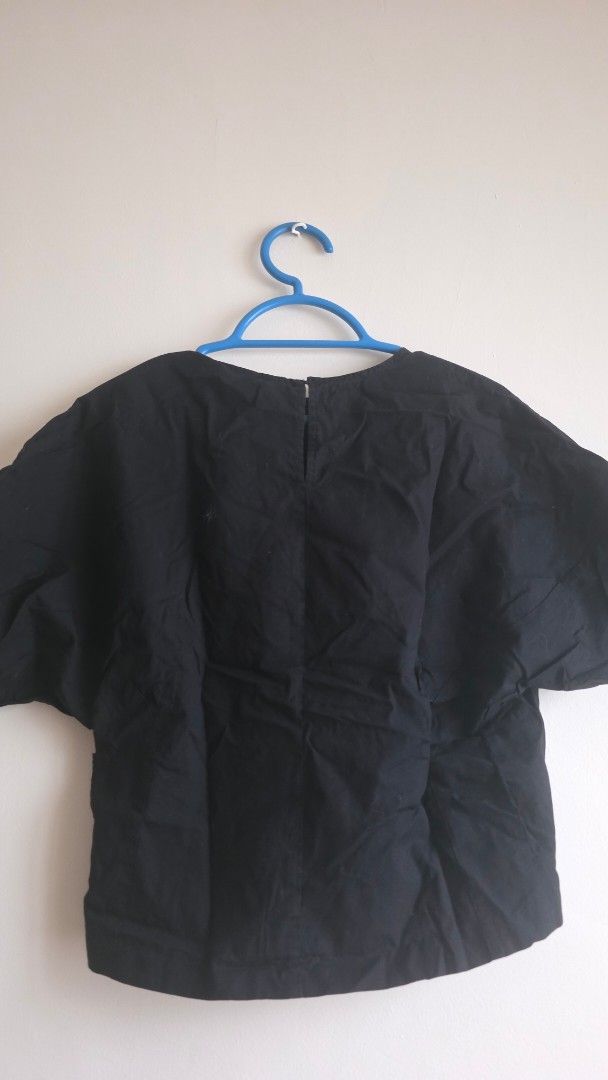 H&M Black Short Sleeve Blouse Top (Category: Blouses) located in Las Pinas. Submitted by lovedbymariee (Listing ID 1468728615, Image 2). Description: .