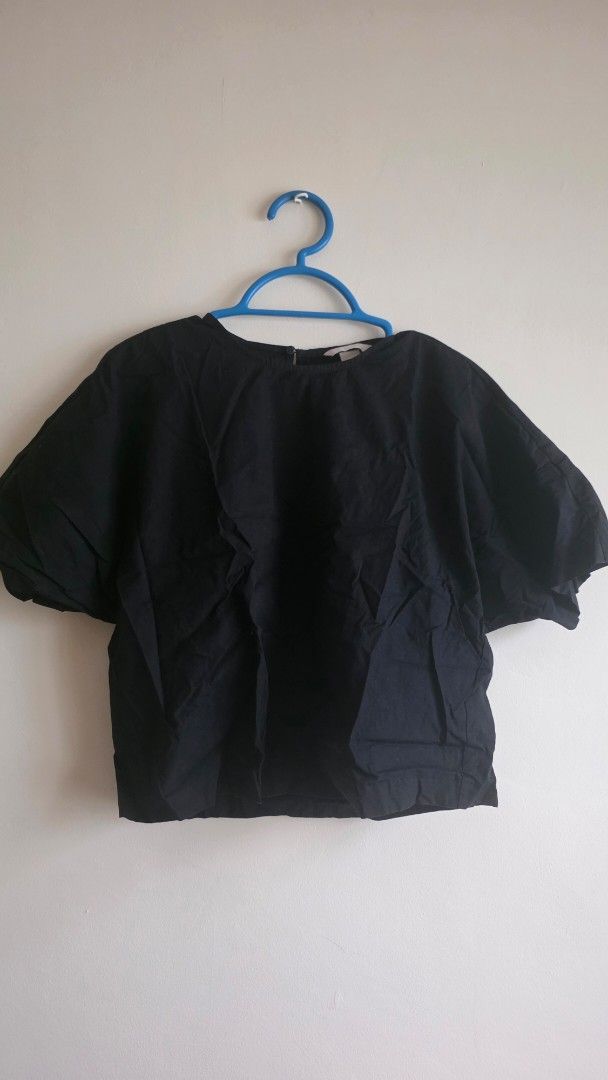 H&M Black Short Sleeve Blouse Top (Category: Blouses) located in Las Pinas. Submitted by lovedbymariee (Listing ID 1468728615, Image 1). Description: .