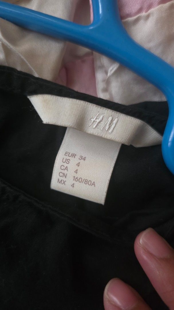 H&M Black Short Sleeve Blouse Top (Category: Blouses) located in Las Pinas. Submitted by lovedbymariee (Listing ID 1468728615, Image 3). Description: .