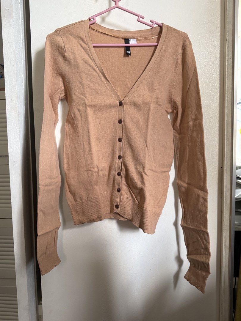 H&M Brown Cardigan (Category: Coats, Jackets and Outerwear) located in Pasig City. Submitted by xojem (Listing ID 1468817336, Image 1). Description: .