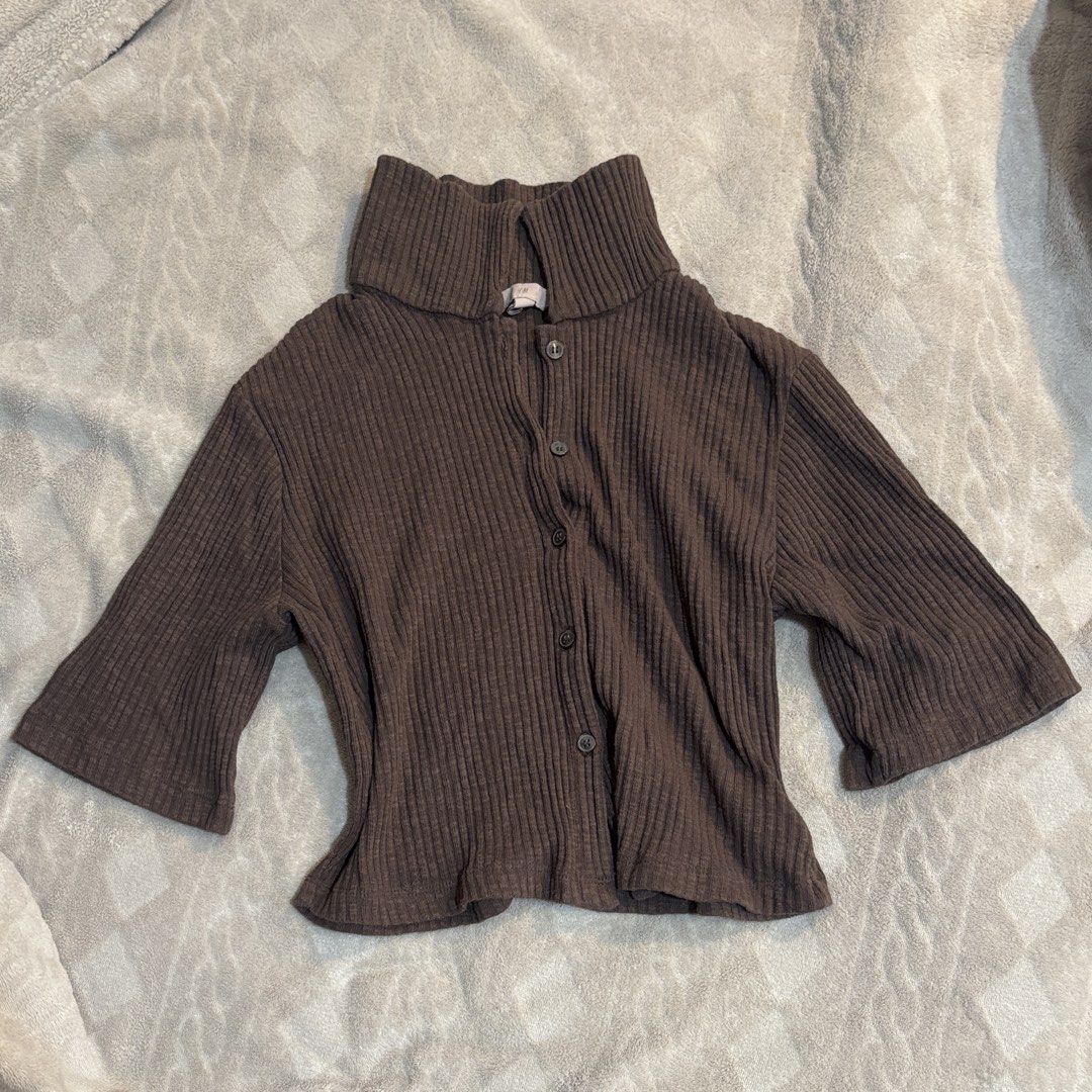 H&M Brown Ribbed Turtleneck Button-Up (Category: Longsleeves) located in Manila. Submitted by shihtzuluvr (Listing ID 1468752096, Image 1). Description: - Brand: H&M - Size: Small - Color: Brown RFS: decluttering MOP: Gcash / Gotyme MOD: Lalamove only! Buyer will shoulder SF.