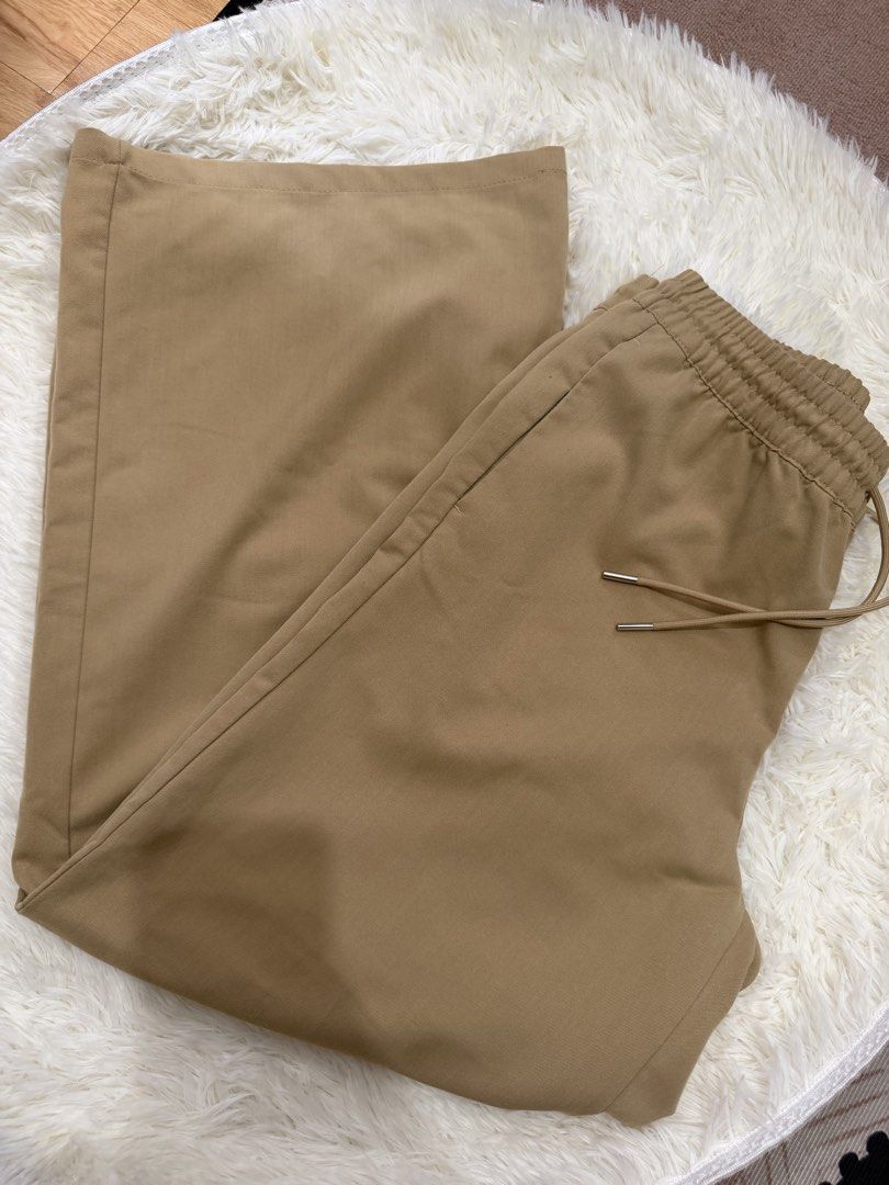 H&M Casual Khaki Drawstring Trousers Size M (Category: Jeans) located in Cebu City. Submitted by gdcebu (Listing ID 1468802596, Image 3). Description: - Brand: H&M - Size: M (165/80A) - Color: Khaki / Neutral shade - Waistband: Elastic with adjustable drawstring - Fit: Straight-leg cut - Details: Back pockets with clean fabric finish - Condition: Excellent, perfect for casual everyday rotation.