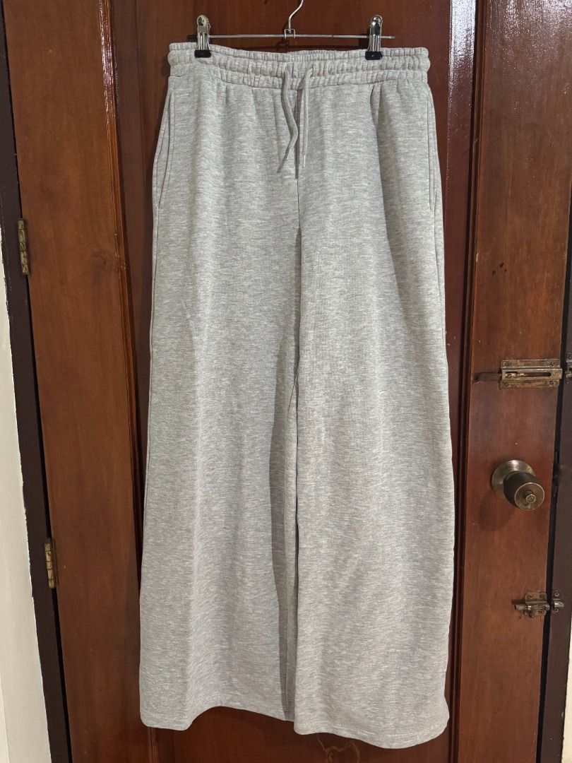 H&M Divided Basic Sweatpants / Joggers in Light Grey Melange (Category: Other Bottoms) located in Gabaldon. Submitted by stvibe (Listing ID 1468741030, Image 2). Description: Location: Nueva Ecija No same-day shipping.