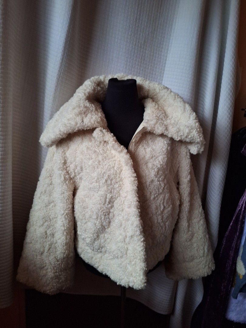 H&M Divided Cream Teddy Jacket Size M (Category: Coats, Jackets and Outerwear) located in Balamban. Submitted by ubethan (Listing ID 1468893622, Image 1). Description: OG price was Php 5000 (2 years ago) - Brand: H&M Divided - Size: M - Color: Cream - Material: Fluffy sherpa fleece - Features: Zip-up front, high lapel collar, clean inside lining - Condition: Great layering piece for autumn and winter.