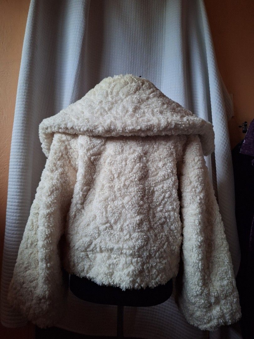 H&M Divided Cream Teddy Jacket Size M (Category: Coats, Jackets and Outerwear) located in Balamban. Submitted by ubethan (Listing ID 1468893622, Image 3). Description: OG price was Php 5000 (2 years ago) - Brand: H&M Divided - Size: M - Color: Cream - Material: Fluffy sherpa fleece - Features: Zip-up front, high lapel collar, clean inside lining - Condition: Great layering piece for autumn and winter.
