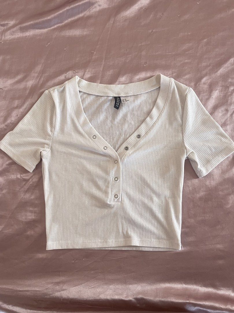 H&M Divided White Ribbed Crop Top XS (Category: Sleeveless) located in Manila. Submitted by lovedbymidge (Listing ID 1468868711, Image 1). Description: 🩷 for xs-s girlies (worn twice, in good condition) 🚚 lalamove or grab express (sf shouldered by the buyer!).